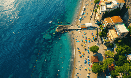 夏日里意大利索伦托海滩的鸟瞰图