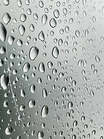 玻璃窗纹理背景上的雨滴
