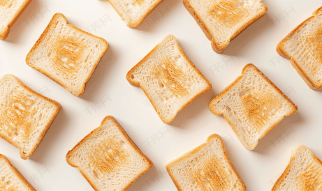 用白色小麦粉制成的方形面包片在烤面包机的顶视图中烘烤