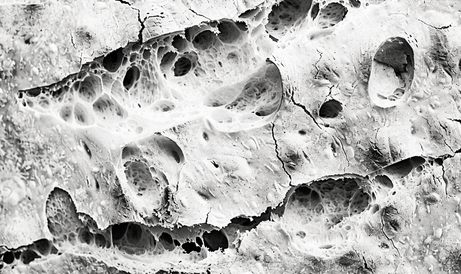 白面包的灰色纹理特写背景粗糙斑驳的纹理表面切片白面包或三明治天然有机食品与孔色调黑白色顶视图横幅