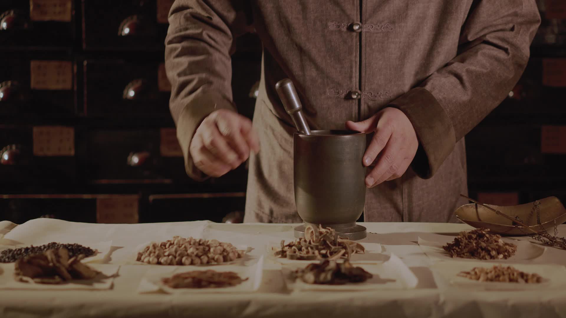中医药文化中药材研究诊所抓药捣碎实拍视频素材视频特效素材