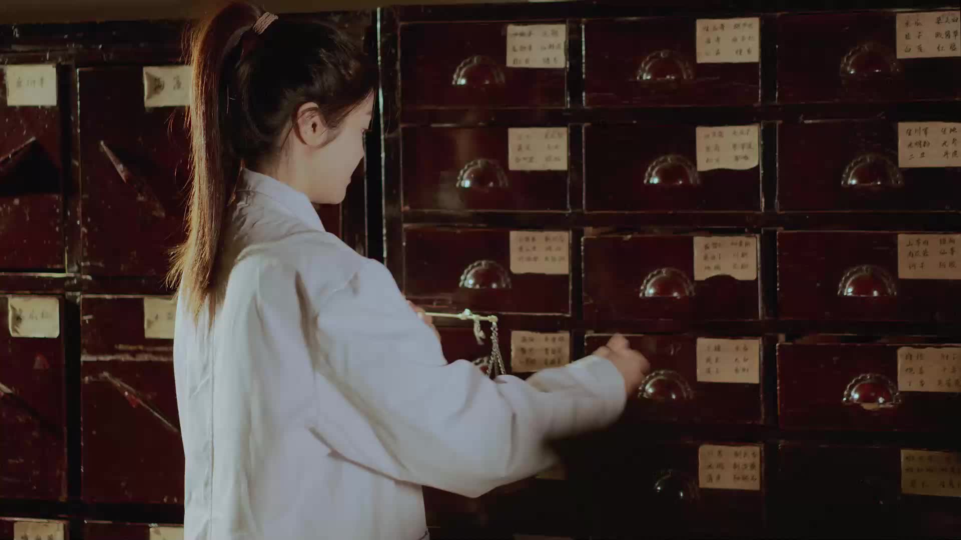 中医药文化中药材研究中医门诊药房抓药视频实拍