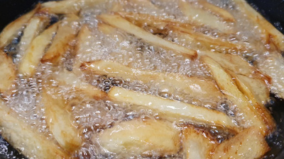 2k在热油炸锅中炸的薯条实拍视频素材