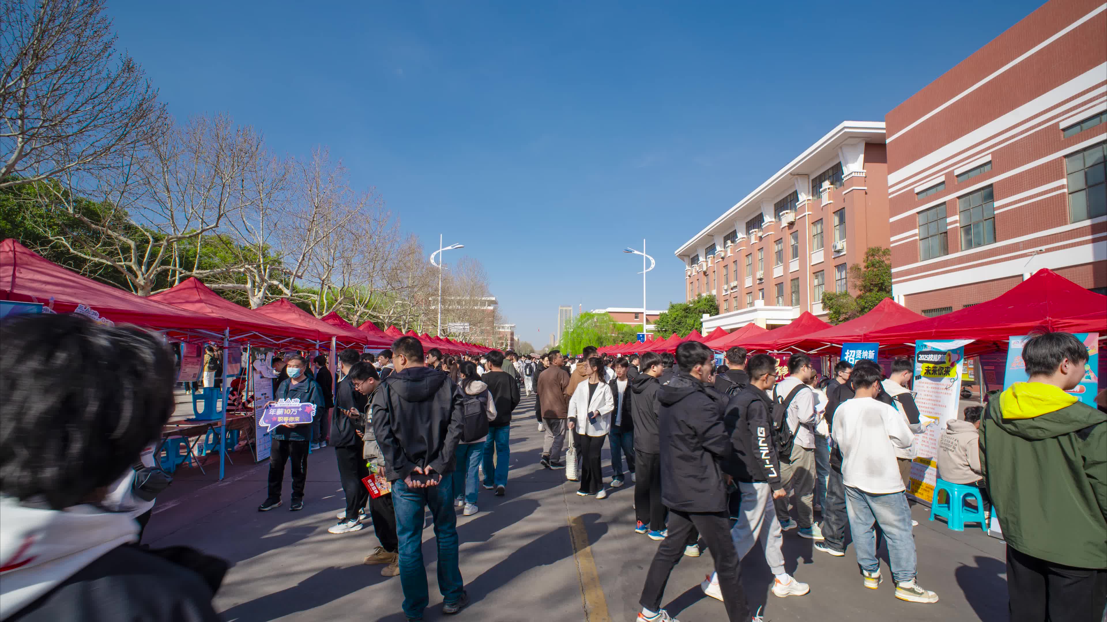 大学校园招聘会就业人流延时实拍素材视频特效素材-千库网