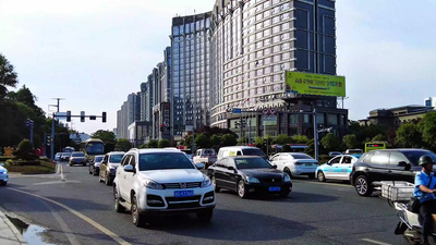 城市道路交通汽车公交车街道实拍视频素材