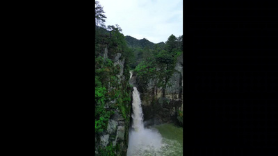4K竖屏瀑布峡谷瀑布视频实拍