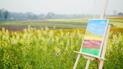 自然春天美女菜花田画画油画实拍实拍素材