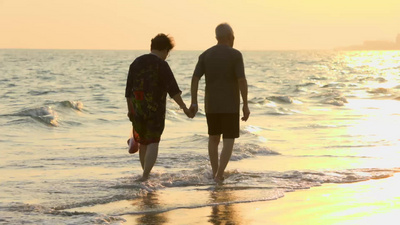 旅游实拍视频素材旅游夕阳下海边老年夫妇浪漫漫步实拍实拍视频素材