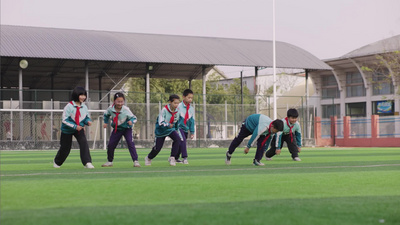 校园小学生在操场活动奔跑视频实拍