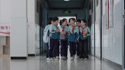 校园小学生读书走廊聊天视频实拍