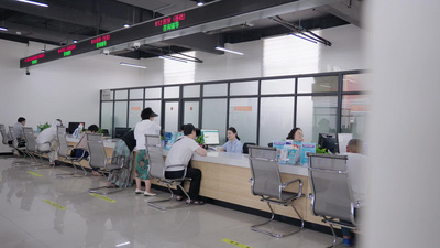 实拍视频素材医保服务大厅工作人员为群众办理医保实拍素材