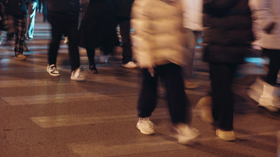 实拍视频素材城市夜晚街道人流热闹街头匆忙脚步实拍素材