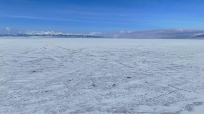 冬天转春天实拍视频素材春季赛里木湖冰天雪地积雪初融视频实拍