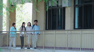 校园学生走路青春大学视频实拍