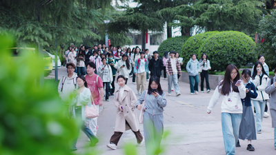 校园学生走路上课青春大学视频实拍