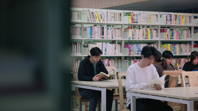 图书馆自习阅读学生书架实拍视频素材