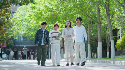 校园学生走路青春大学视频实拍