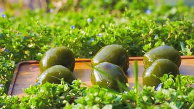清明节传统节日青团美食节日氛围实拍素材