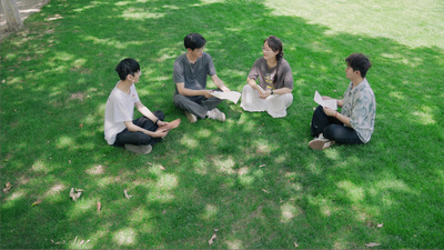 阳光下的学生青春交流时光视频实拍