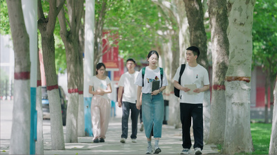 学生校园玩手机走路的视频实拍视频素材大学校园生活青春学生学习讨论视频实拍