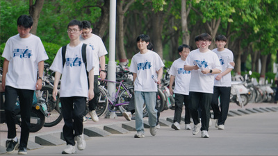 学生校园玩手机走路的视频实拍视频素材大学校园生活青春学生学习讨论视频实拍