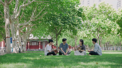 阳光下的学生青春交流时光视频实拍