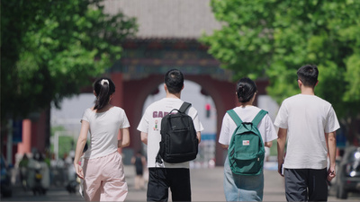 大学校园生活青春学生走路背影实拍素材