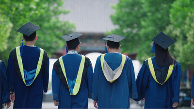 大学校园毕业季学士服合影青春留念实拍素材