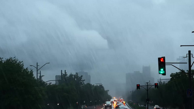 城市道路下雨雷雨乌云航拍延时视频素材