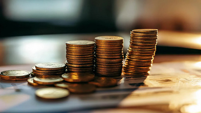 桌面堆叠的硬币景象金融实拍素材