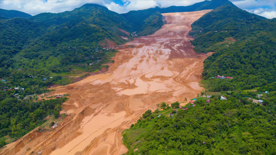 山区泥石流灾害鸟瞰景象AI视频