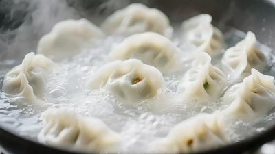 实拍春节锅中煮饺子传统美食节日喜庆氛围视频实拍