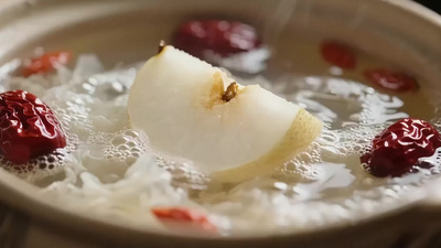 近景特写秋季美食炖煮中的银耳雪梨羹实拍视频素材