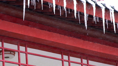 冰雪花实拍视频素材4K红色建筑上的冰柱子雪花慢镜