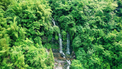 4K航拍户外高山流水岩石瀑布生态环境青山绿水视频