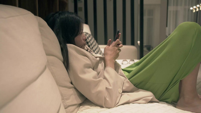 孤独氛围独家女性深夜沙发上玩手机实拍视频