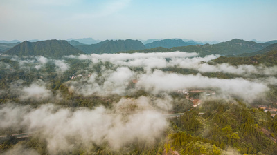 8K春天雨后山峰云海延时