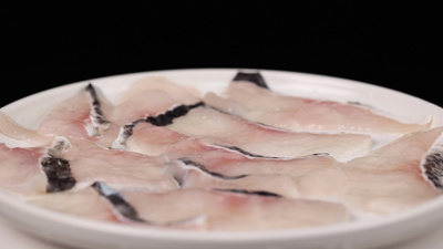 鳅鱼实拍视频素材一盘鱼肉生鱼片