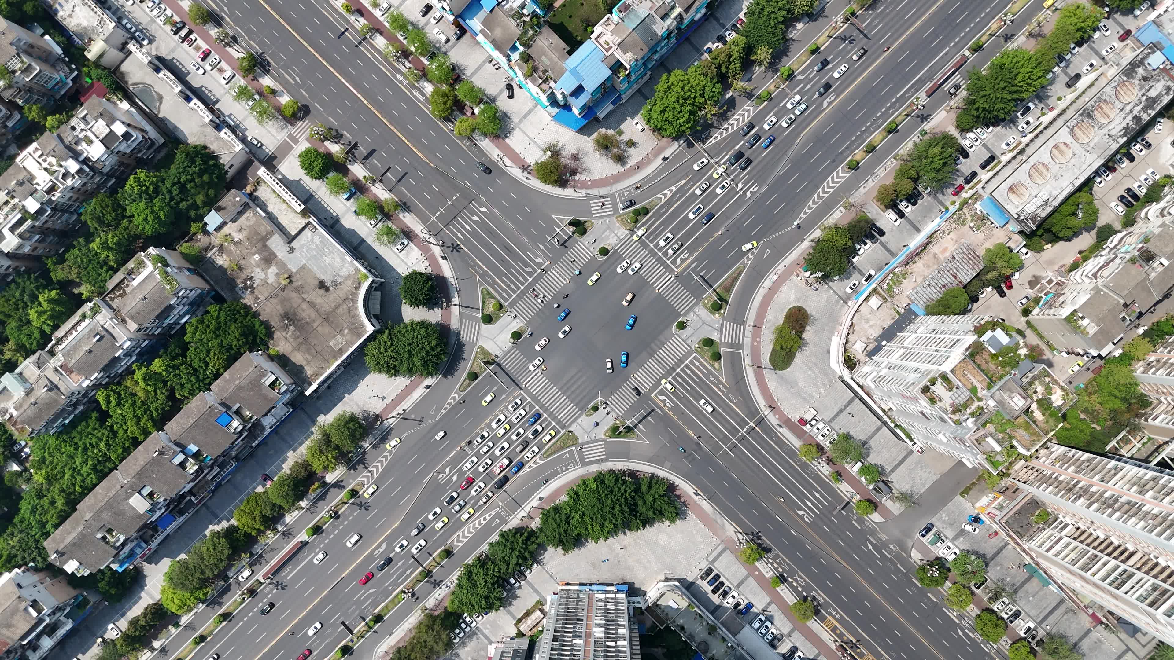 俯拍城市十字路交车辆行驶 视频特效素材