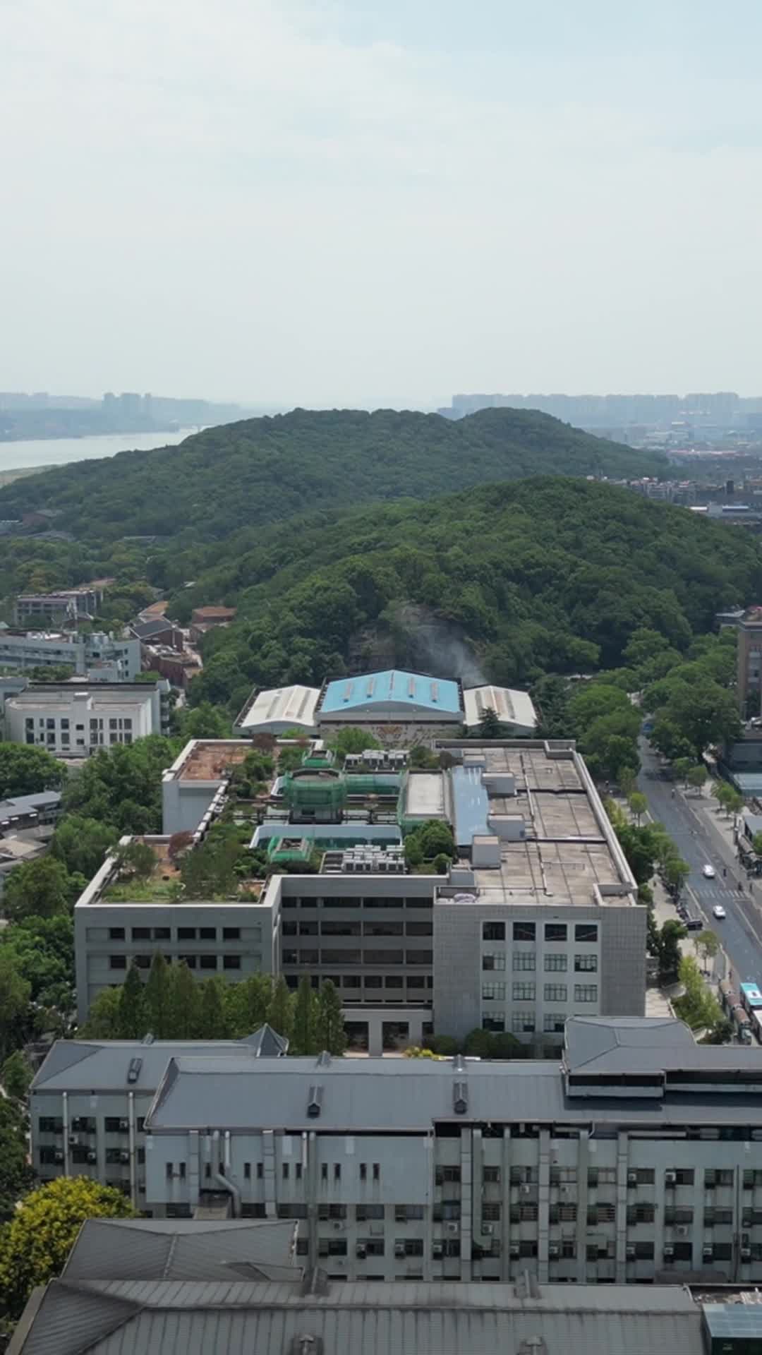 竖版航拍湖南长沙师范大学岳麓山视频特效素材