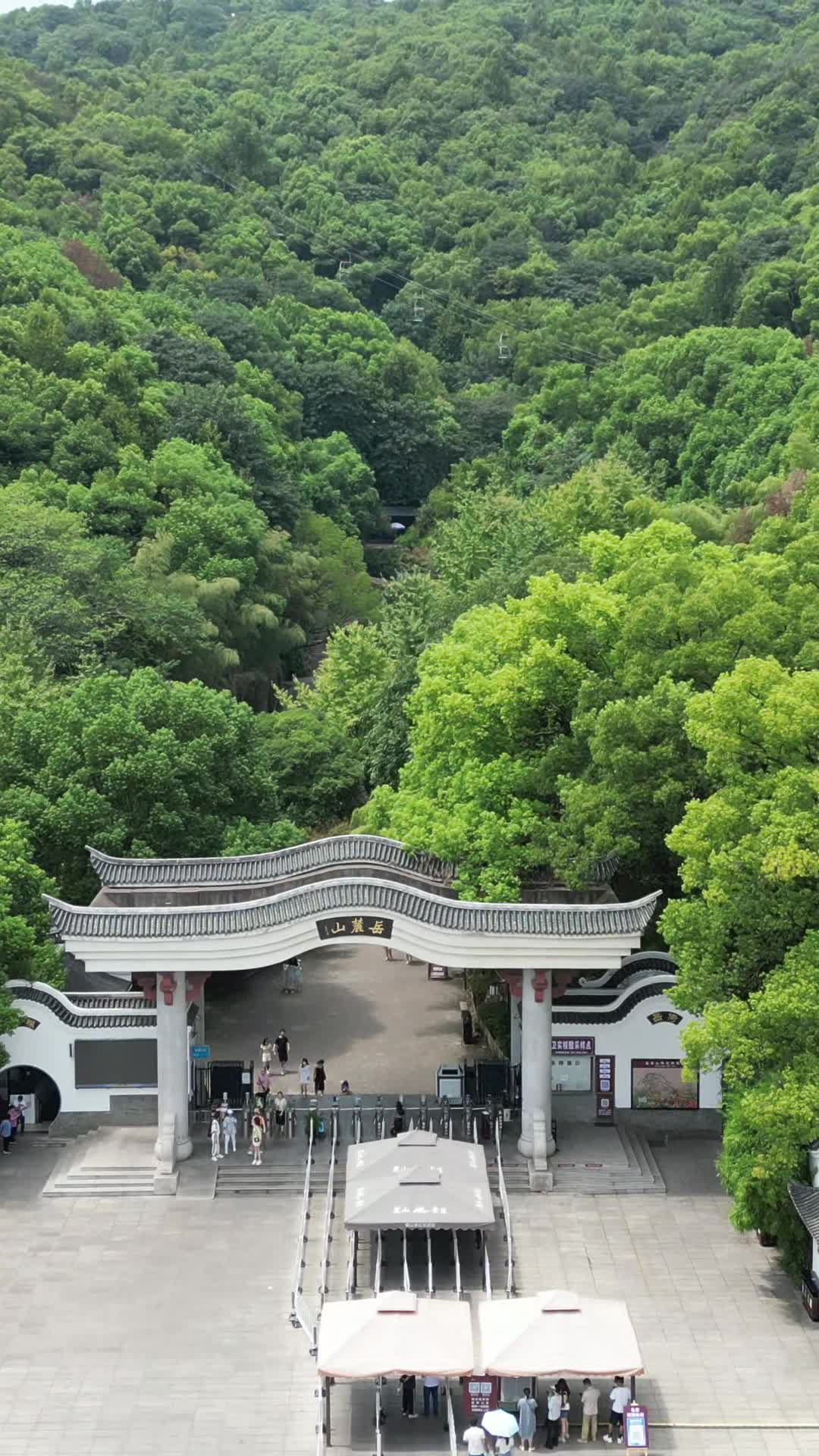 竖版航拍湖南长沙岳麓山大门视频特效素材