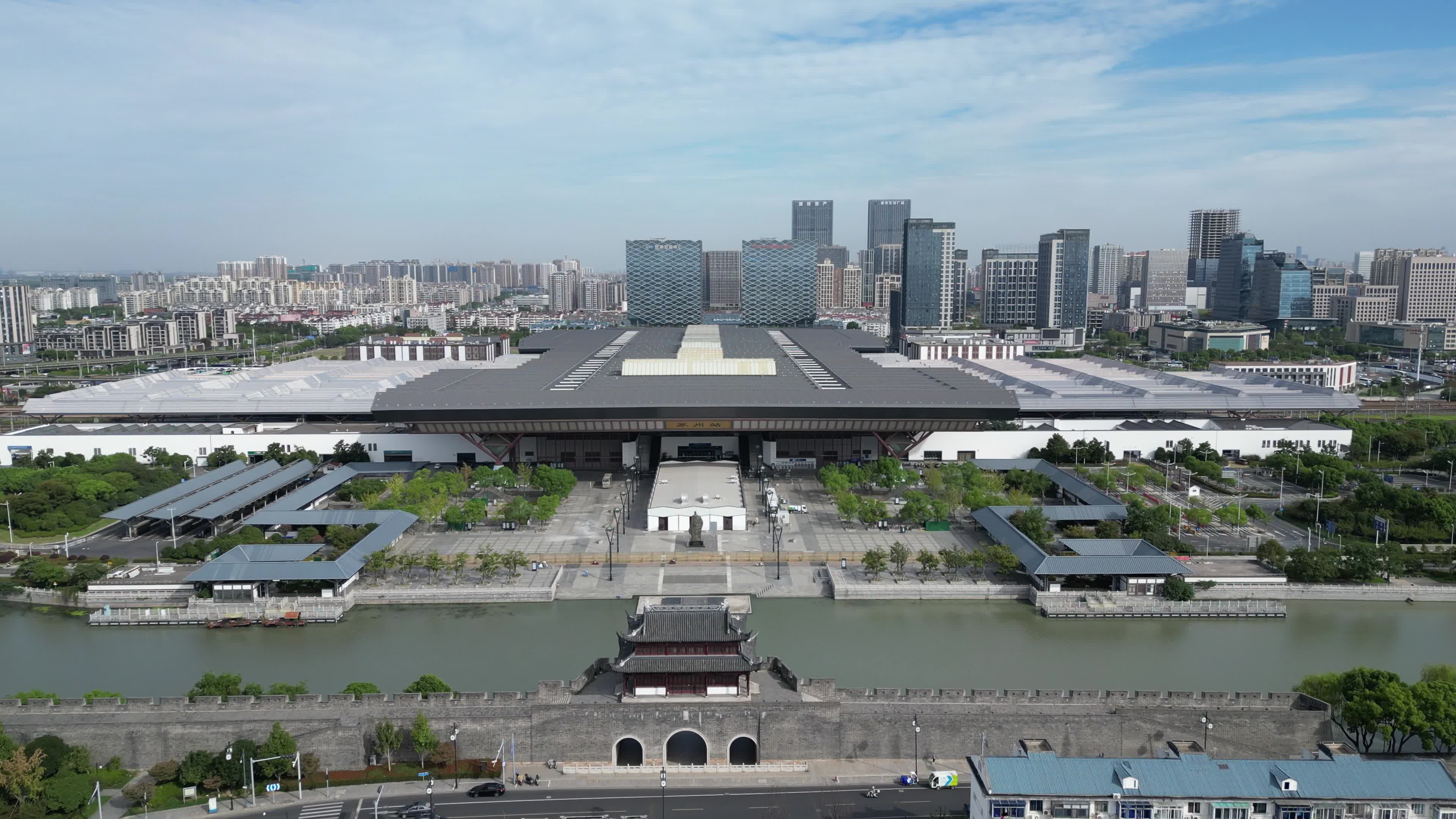 苏州火车站交通运输建筑航拍视频特效素材