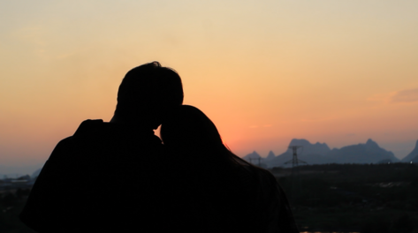 1080P夕阳下肩靠肩的情侣实拍视频