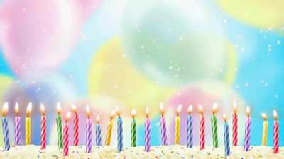 吹灭蜡烛实拍视频素材卡通梦幻甜蜜生日蛋糕蜡烛光斑背景视频