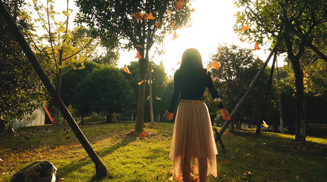 1080p实拍逆光人物背影飘落落叶