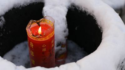 1080P大雪后寺庙里的祈福蜡烛
