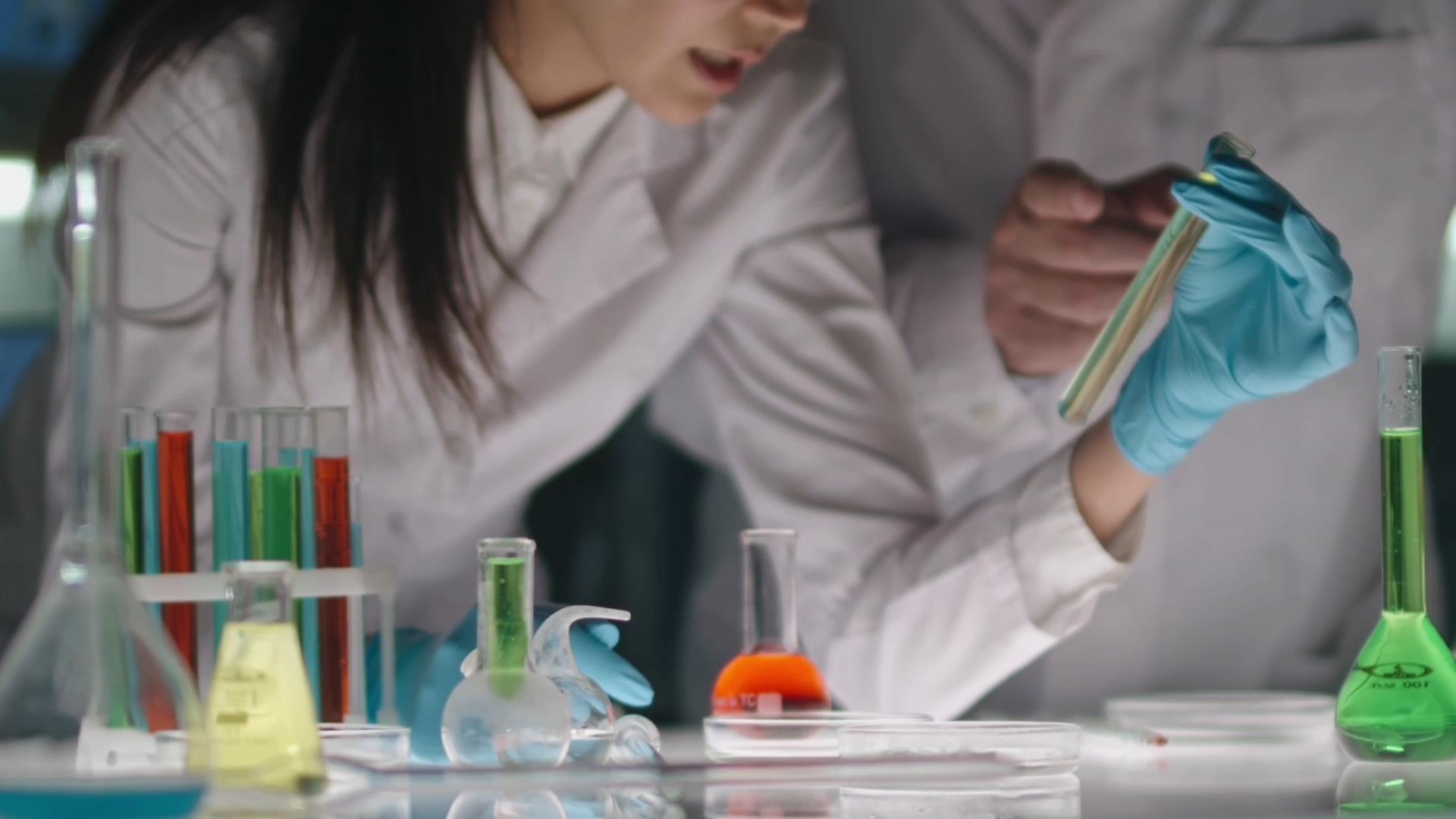 1080P化学实验试管观察人物实拍视频特效素材-千库网