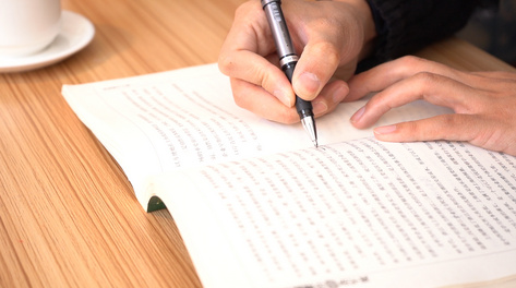 高清实拍男士读书写字世界读书日素材