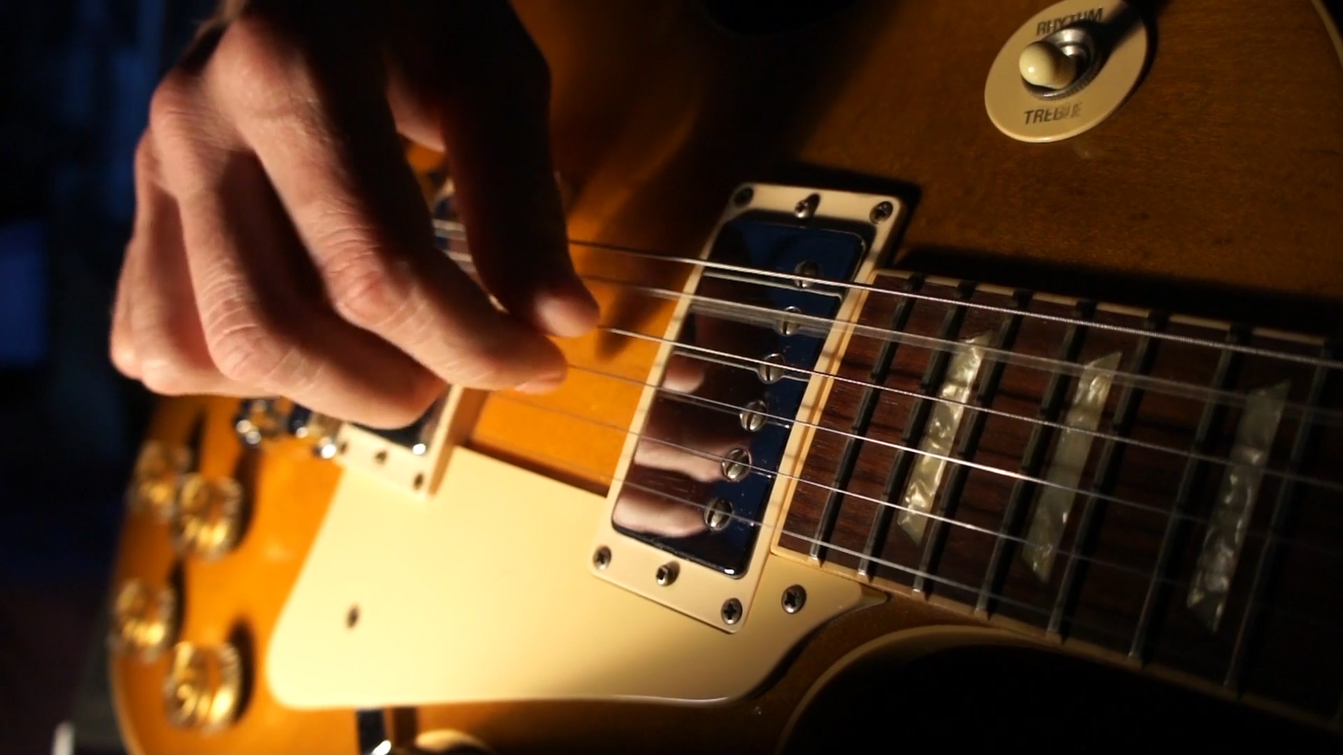 沿着箭步走的男腿特写，创业，雄心勃勃的领导者的道路视频特效素材千库网