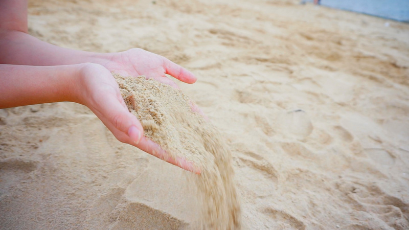 1080p美女手捧流沙下落暖色